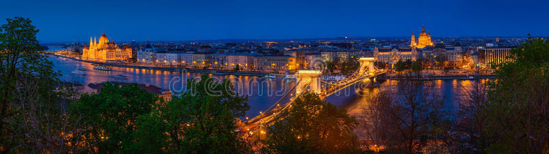 布达佩斯全景，匈牙利，与链桥和标准杆