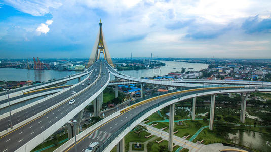 从空中看普米浦大桥跨越查普拉亚河，泰国首都曼谷的重要现代地标