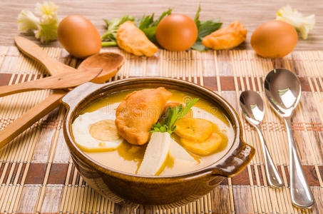 优雅的桌子设置与充分的传统扇贝汤和鸡蛋作为装饰工作