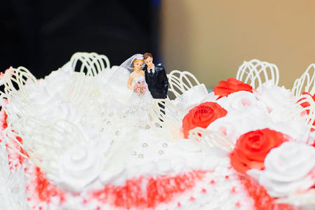 婚礼蛋糕上新娘和新郎的洋娃娃