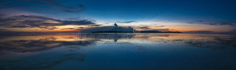 可怕的日落和静水在吉利航空岛，印度尼西亚