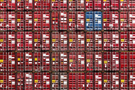 彩色堆叠模式的货物运输集装箱