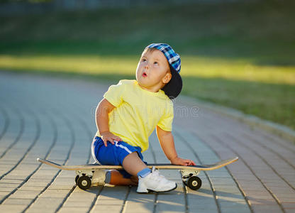 可爱的小男孩在户外玩滑板