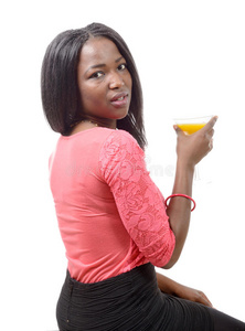 喝橙汁的非洲美女