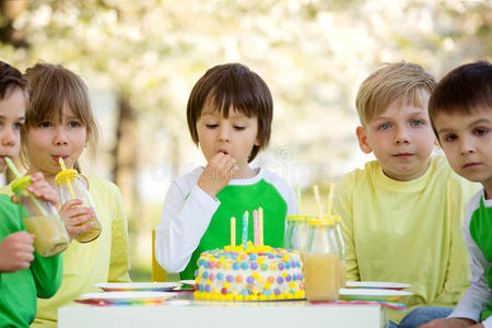 气球 颜色 蜡烛 男孩 礼物 情绪 乐趣 幸福 生日 食物