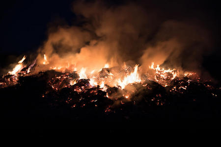 大晚上的篝火图片-大晚上的篝火素材-大晚上的篝火插画-摄图新视界