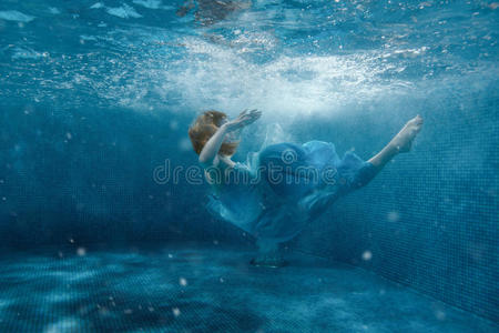 童话故事涂色来自童话故事的女孩,她下沉.照片