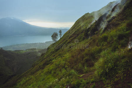 巴厘岛巴图尔火山上惊人的日出景色