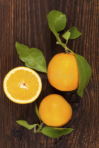 木制桌子上新鲜成熟的橘子。