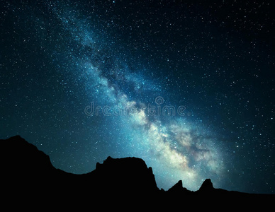 美丽的宇宙，银河的夜景。 星空