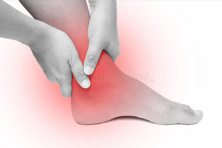 踝关节急性疼痛. 手部按摩脚踝孤立白色照片