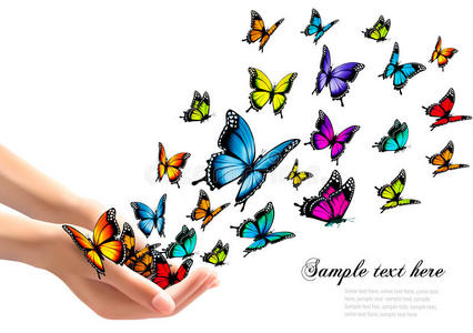 手释放五颜六色的蝴蝶.照片