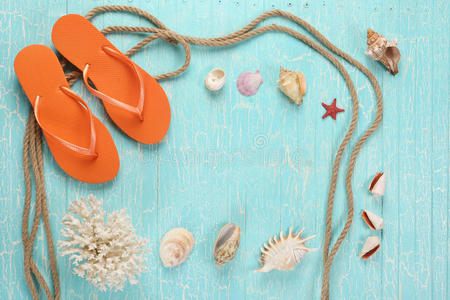 海滩拖鞋，贝壳和绳子在油漆的背景上