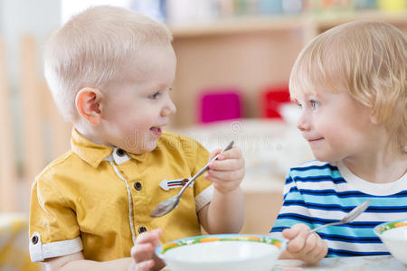 早餐 午餐 健康 营养 幸福 可爱极了 孩子们 食物 吃饭