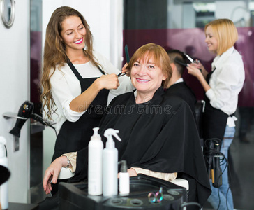 理发师 客户 成熟 发型 头发 毛刷 美发 服装 梳理 美学
