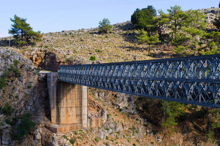 在希腊克里特阿拉登纳峡谷上的桥