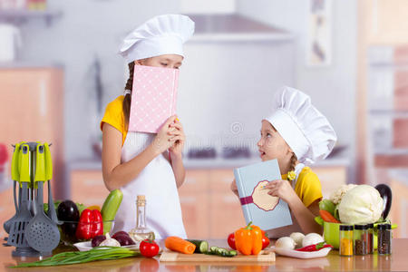 营养 厨师 小孩 幸福 乐趣 女孩 健康 厨房 食物 烹饪