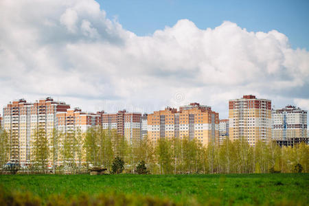 许多正在建造的高楼和起重机的城市场所