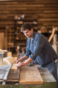 运动 熟练工 细木工 工艺品 建筑 木板 锯末 男人 木材