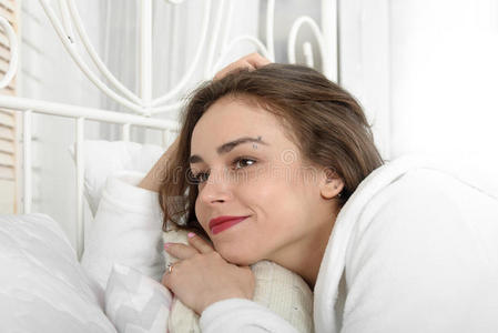 刚醒女孩躺在床上刚醒来.照片