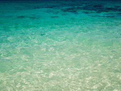 夏季透明水晶蓝色海水表面背景照片