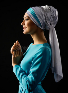 穆斯卡塔克年轻穆斯林妇女照片