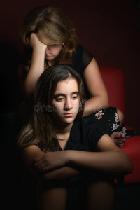 家庭冲突悲伤的少女和她担心的母亲