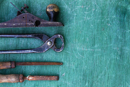 木工工具钳子档案锤子绿色木制平面