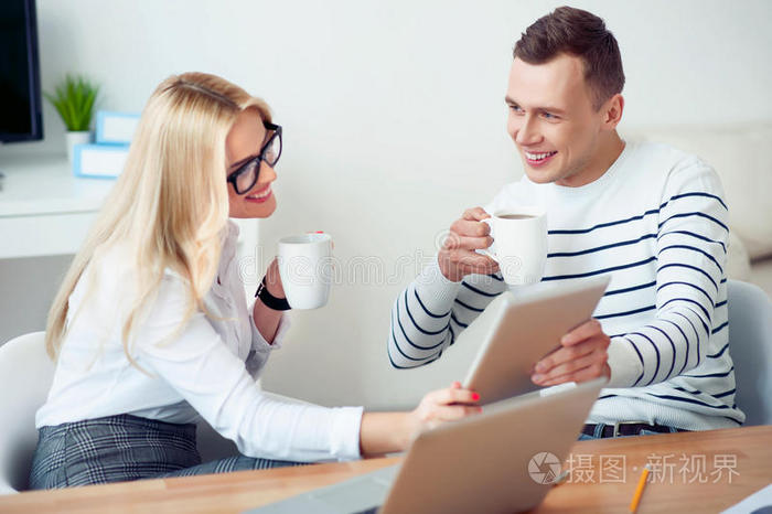 内容 通信 衬衫 男人 享受 相互作用 美好的 办公室 咖啡