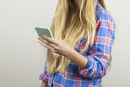 极端特写金发女人在电话里写字的手