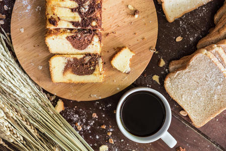 咖啡杯和带面包的巧克力大理石蛋糕