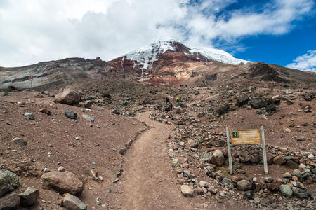 钦博拉索火山在南美洲的厄瓜多尔有一个蓝天日