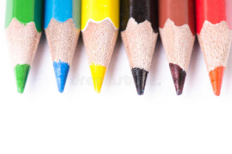 白色背景上隔离的彩色铅笔。 一排铅笔。 教育理念。 很多各色铅笔。 调色板。