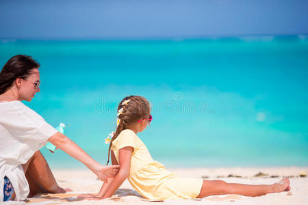 奶油 应用 洗剂 小孩 海滩 女孩 美丽的 母亲 面对 假日