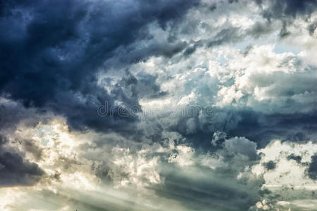 戏剧性的暴风雨天空，自然的场景