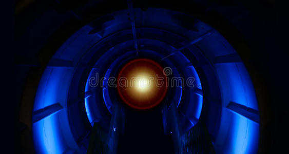 通往未来的未来隧道。 发光的蓝光奇妙的内部。 半圆形状，透视墙视图