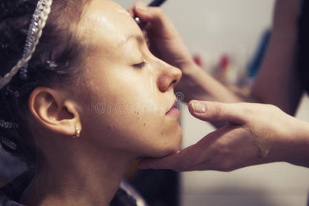 应用 光泽 面对 照相术 准备 艺术家 睫毛膏 后台 女人