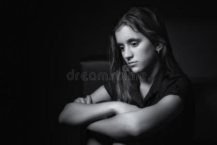 一个悲伤的十几岁女孩的黑白肖像