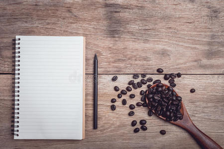 咖啡豆和内衬纸在木制桌面视图