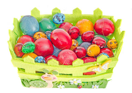 彩色传统复活节彩蛋，鸡和鹌鹑，篮子，特写，孤立