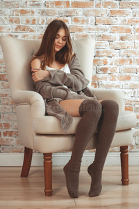 坐在扶手椅上的漂亮年轻女人