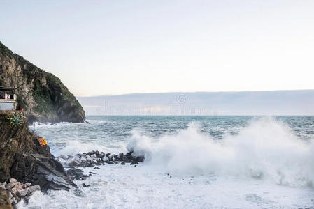 在暴风雨的冬季里奥马吉奥尔，利古里亚，巨浪冲破悬崖。