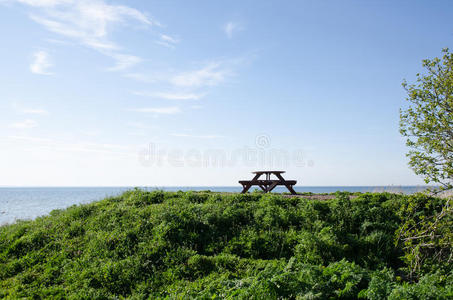 海边的长凳和桌子