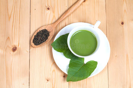 绿茶加牛奶或热抹茶拿铁