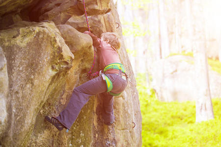 爬山的儿童图片