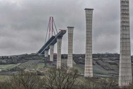 戏剧性的天空下的桥梁建筑工地。