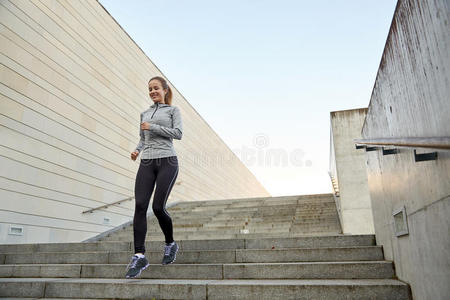 楼下 女孩 微笑 跑步 活动 适合 运动员 跑步者 青少年