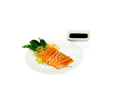新鲜鲑鱼刺身与筷子和酱汁分离
