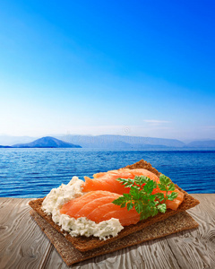面包脆鲑鱼，乡村餐桌，海景