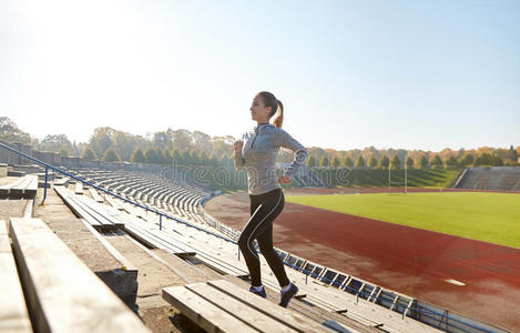 运动服 减肥 损失 体育场 微笑 领域 运动员 楼梯 跑步者